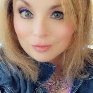 Meet your Posher, Adrianne